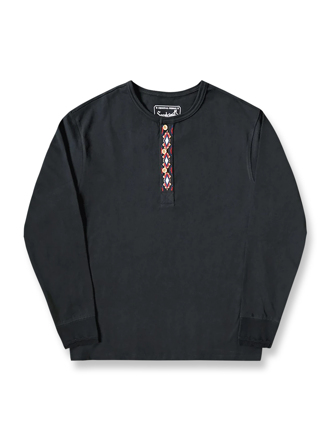 アメリカ産ピマコットン製の刺繍入りヘンリーネック長袖Tシャツ。耐久性とヴィンテージ感を両立。