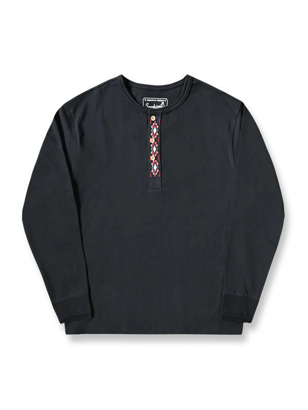 アメリカ産ピマコットン製の刺繍入りヘンリーネック長袖Tシャツ。耐久性とヴィンテージ感を両立。