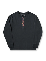 アメリカ産ピマコットン製の刺繍入りヘンリーネック長袖Tシャツ。耐久性とヴィンテージ感を両立。