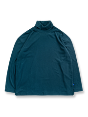 ダブルカラーの立体襟が特徴の刺繍付きハイネック長袖Tシャツ