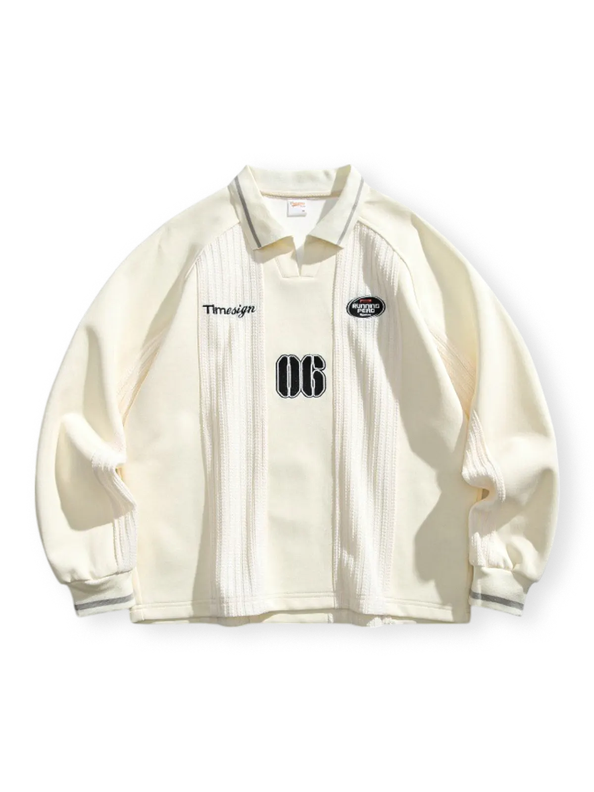 70年代アメリカンカレッジスポーツ風の襟付きスウェット。刺繍とプリント装飾付き。