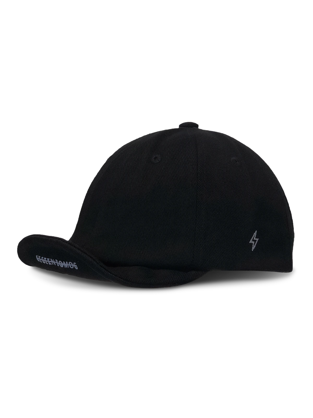 ショートブリムキャップの正面と側面に施された刺繍ディテールが見える商品画像