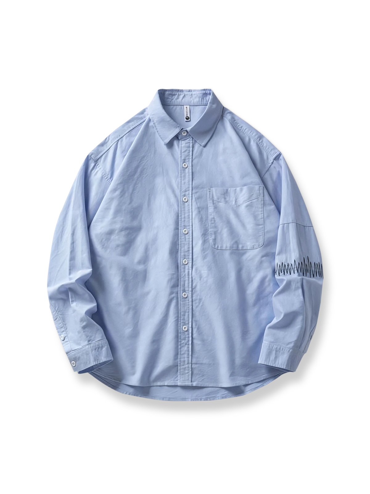 袖に精巧な刺繍が施された洗い加工コットン長袖シャツ。