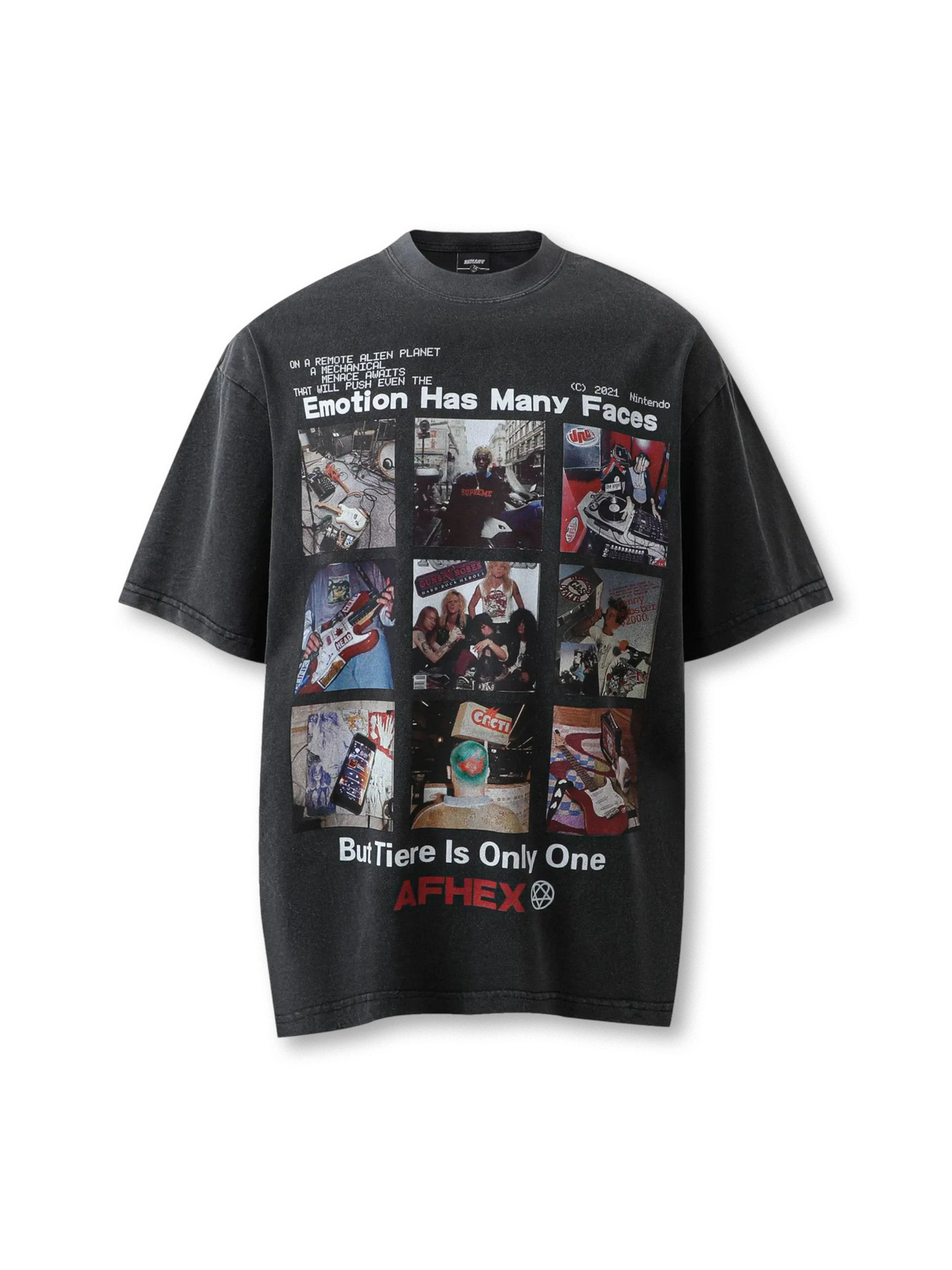 1980～90年代アートコラージュをグリッド状にプリントしたウォッシュド加工Tシャツ。オーバーサイズシルエットでストリートスタイルに最適。