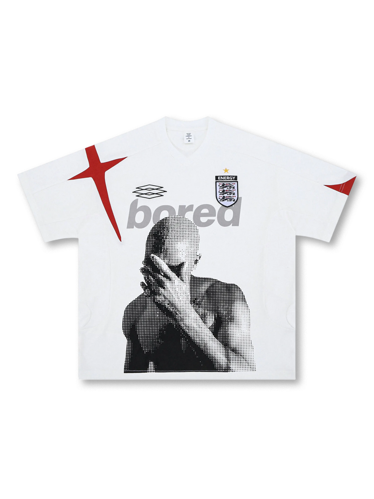 イングランド国章風エンブレムとモノクロフォトを配したスポーティなVネックサッカージャージTシャツ