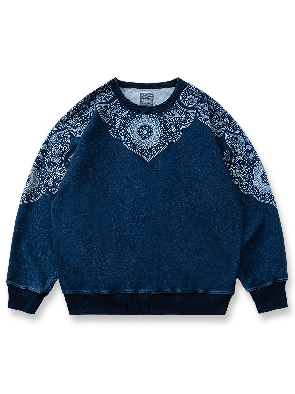 民族風抜染パターンを施したインディゴウォッシュ加工のスウェット。100%コットン素材とゆったりシルエットを特徴とするアイテム。