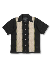 メッシュとエスニックパネル編みが映えるキューバカラーのニットポロ