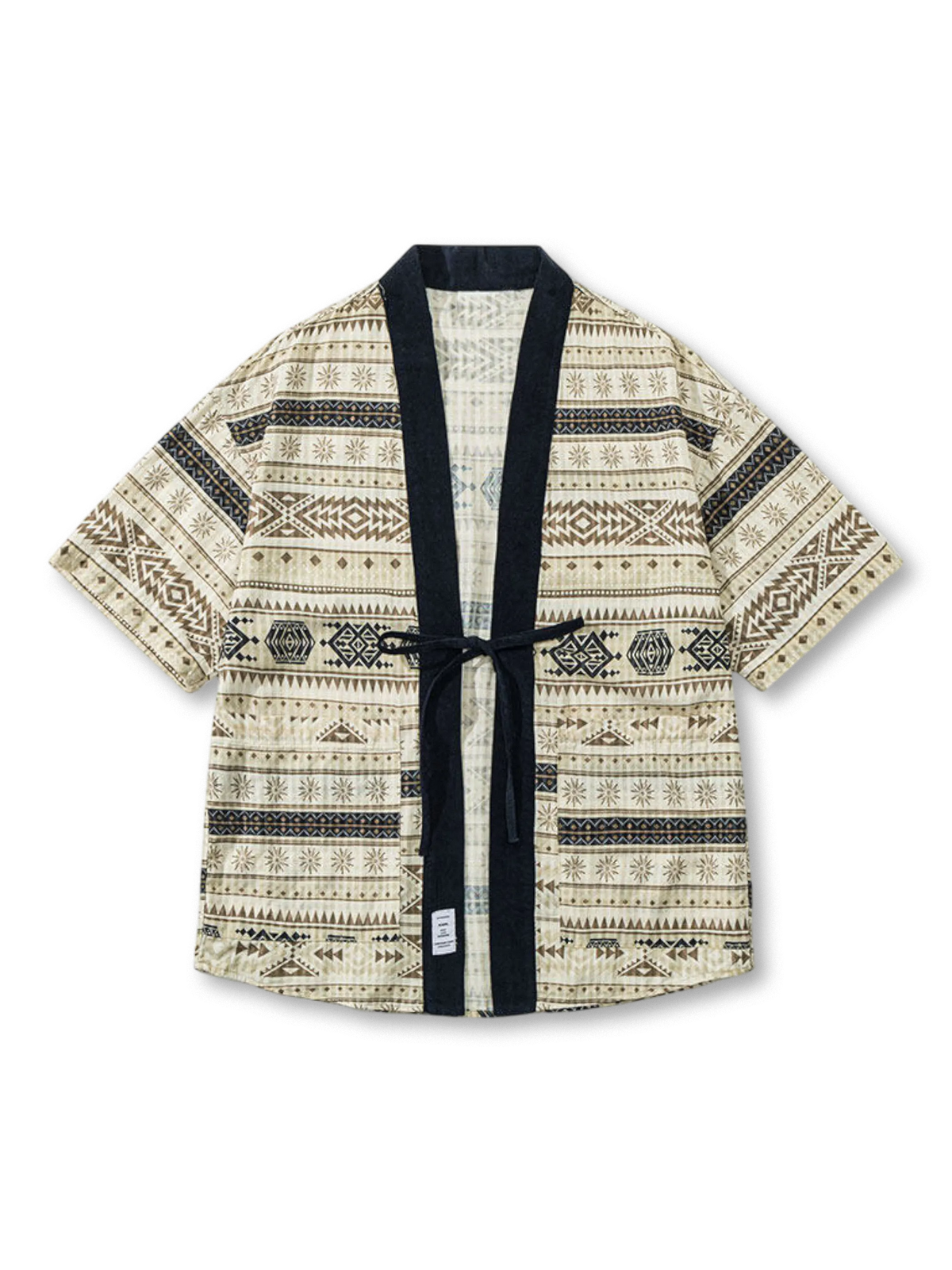 象徴的なエスニックグラフィックと着流し襟が特徴の薄手半袖シャツ
