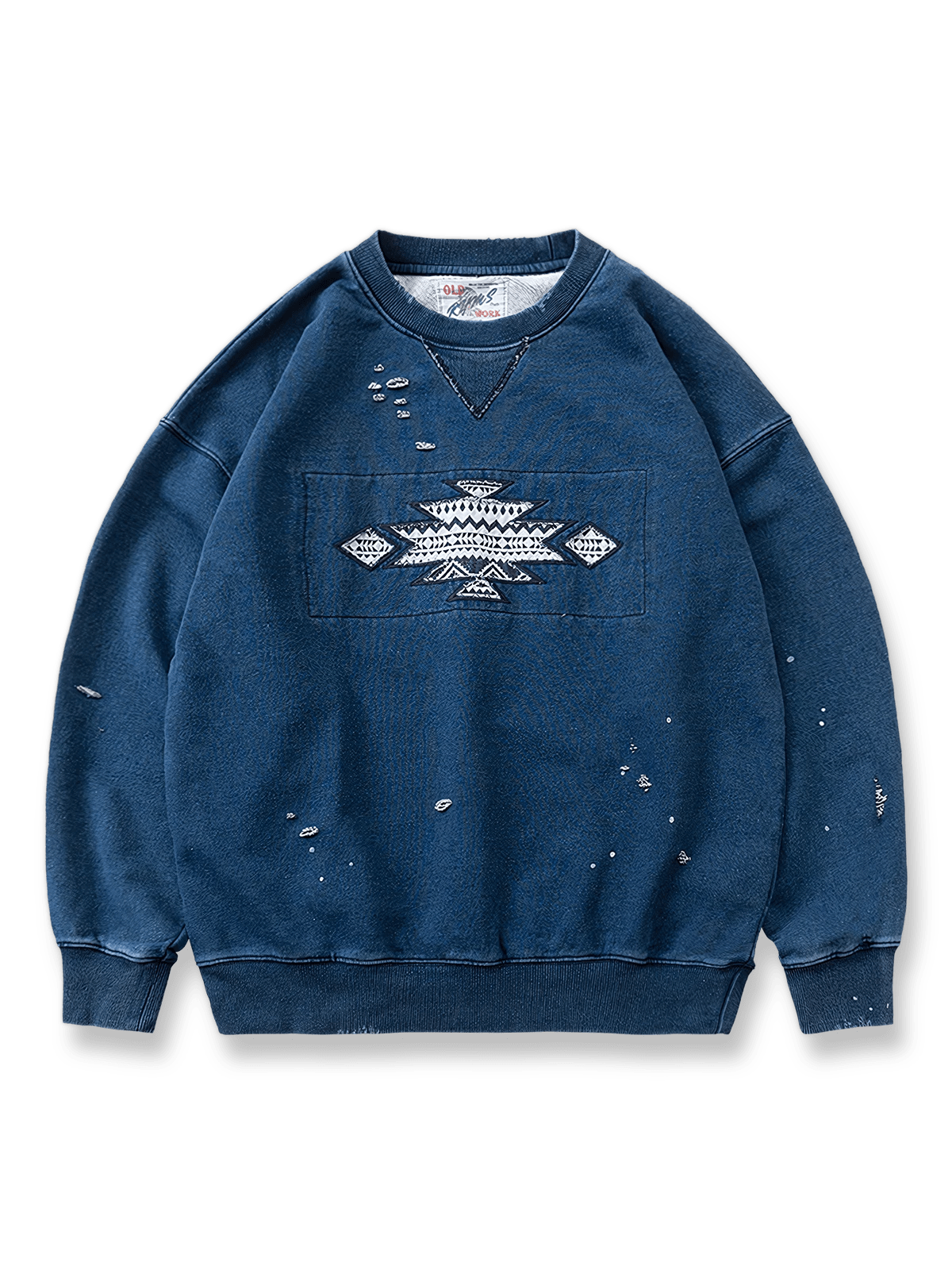 インディゴベースにエスニックパッチワークを施したプルオーバースウェット。ウォッシュ加工とワイドシルエットが特徴。