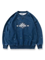 インディゴベースにエスニックパッチワークを施したプルオーバースウェット。ウォッシュ加工とワイドシルエットが特徴。