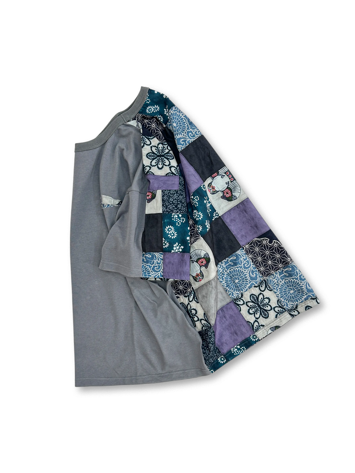 天然綿素材を使用し、独特な三角形パッチワークをあしらったエスニックテイストのTシャツ。快適で個性的なデ