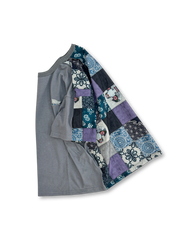 天然綿素材を使用し、独特な三角形パッチワークをあしらったエスニックテイストのTシャツ。快適で個性的なデ