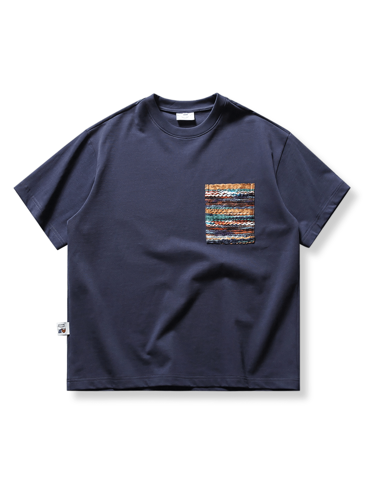 エスニック柄ポケット付き半袖Tシャツの胸元が見える商品画像