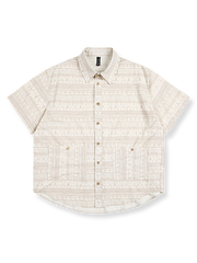 民族風模様が施されたルーズフィットの半袖シャツ。