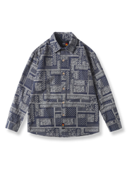 民族風の幾何学模様プリントが施された長袖シャツ