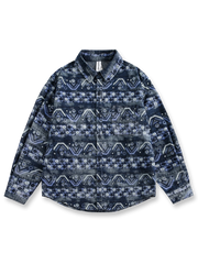 エスニック柄の長袖シャツ。