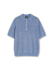アイレットニットポロシャツの全身ビュー、透かし編みとポロ衿ディテールを強調。