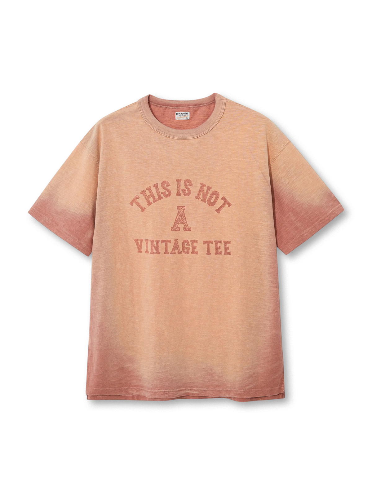 竹節コットンのスラブ糸を使用し、色褪せたグラデーションが特徴のヘンリーネックTシャツ。ボックスシルエットと半発泡プリントがヴィンテージ感を演出。