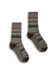 多色使いのフェアアイル波模様をあしらったミドル丈ソックス。暖かく包み込む厚手編みで秋冬のパンツやブーツにもマッチ。