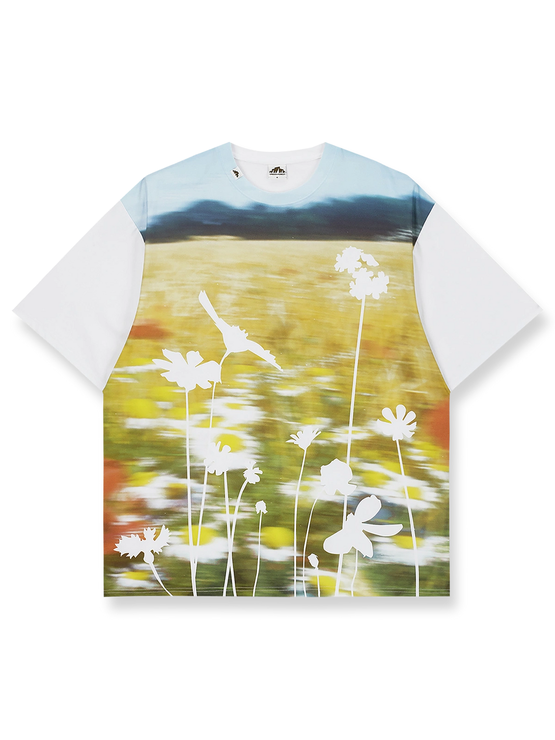 ファームイメージのアートワークをあしらったオーガニックコットン混Tシャツ。