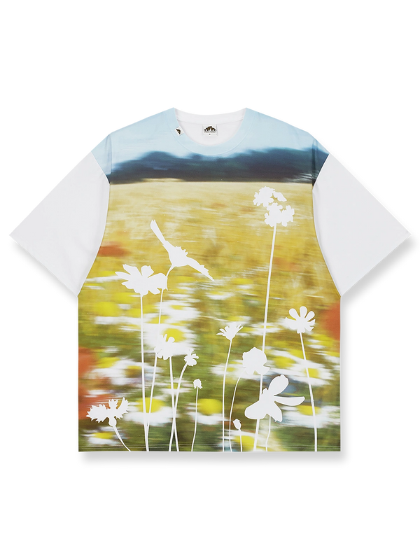 ファームイメージのアートワークをあしらったオーガニックコットン混Tシャツ。