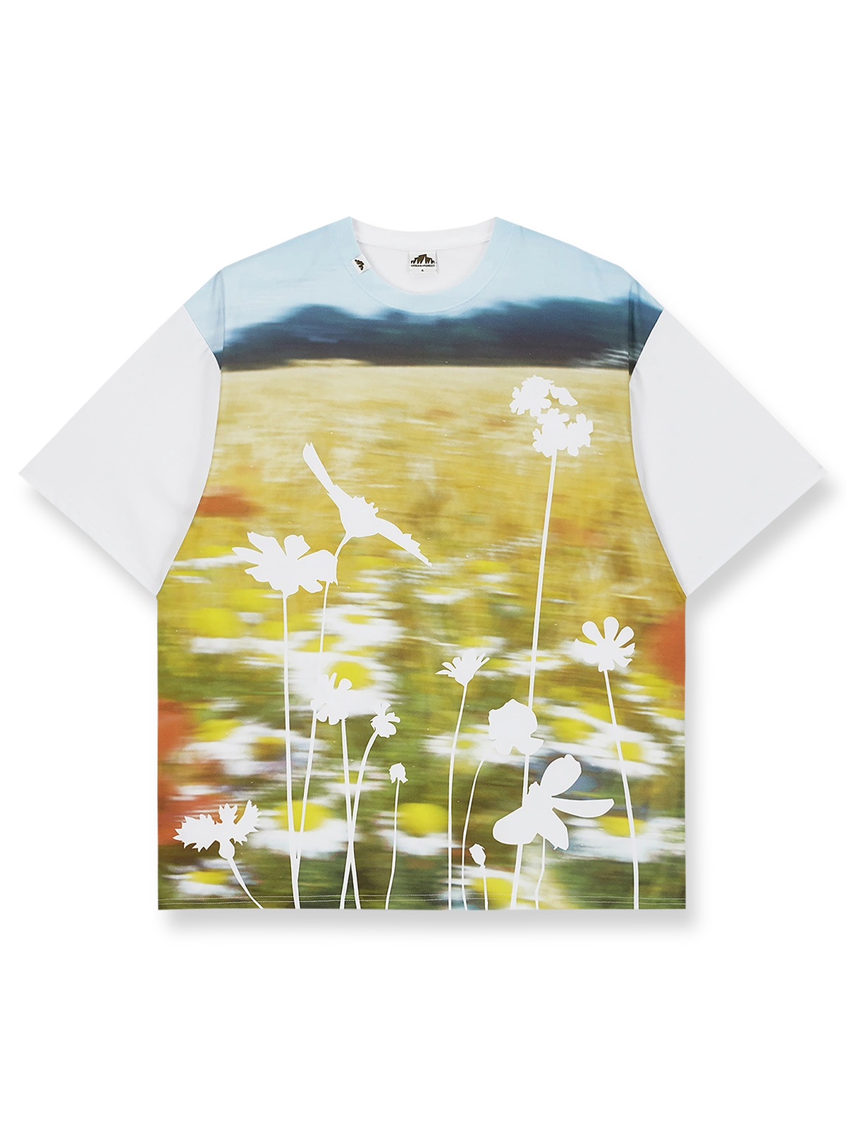 ファームイメージのアートワークをあしらったオーガニックコットン混Tシャツ。