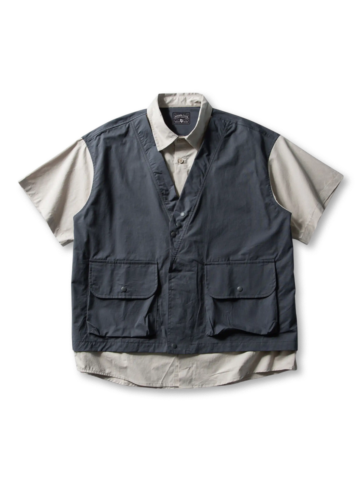 フェイクレイヤードと多ポケットが映えるワークシャツ