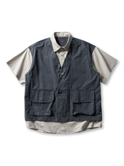 フェイクレイヤードと多ポケットが映えるワークシャツ