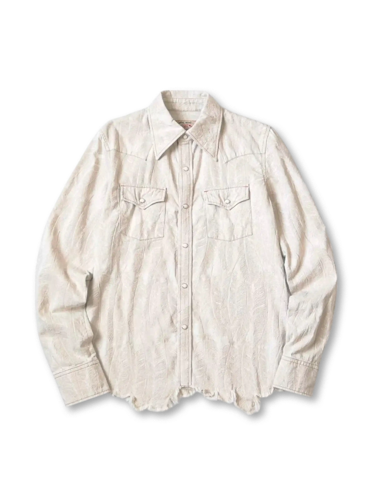 フェザー刺繍が特徴のホワイトデニムシャツ、洗い加工で柔らかく風合い豊かなルーズフィットデザイン