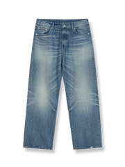 50年代スタイルのハイウエストワイドウォッシュデニムパンツ。