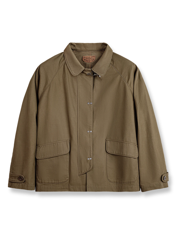 消防服風の金属バックルと厚手キャンバス素材が特徴のジャケット
