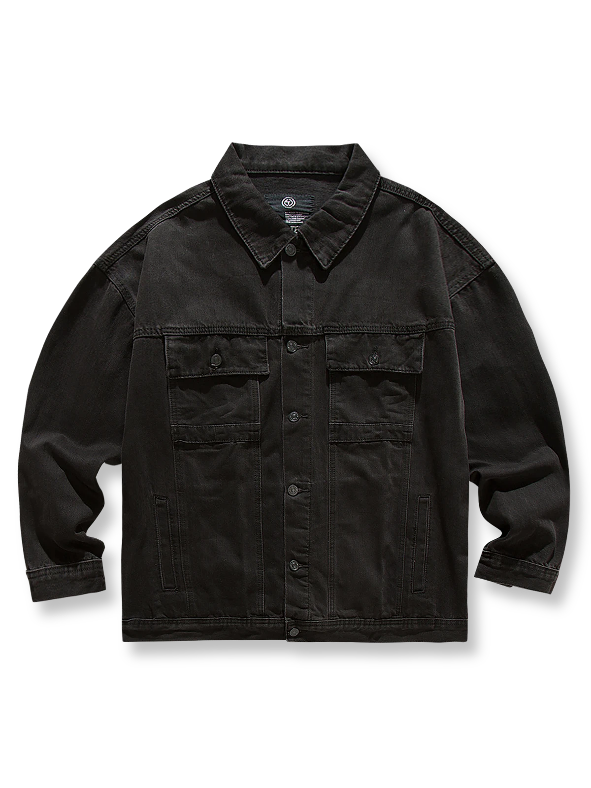 フラップ付きポケットワークジャケットの全体正面画像、胸ポケットとヴィンテージ調メタルボタンのディテール。