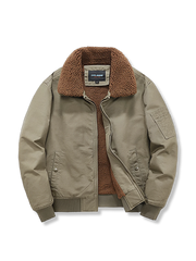 裏ボアフリース襟と大型ポケットを備えたコットンフライトジャケット。