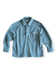 1970年代風ヴィンテージ感のあるフリースラグビーシャツ。スナップボタン付き胸ポケットと袖口が特徴。