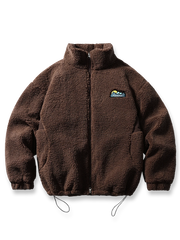 厚手フリース素材とスタンドカラーが特徴の中綿ジャケット。刺繍入りで裾ドローコード付き。