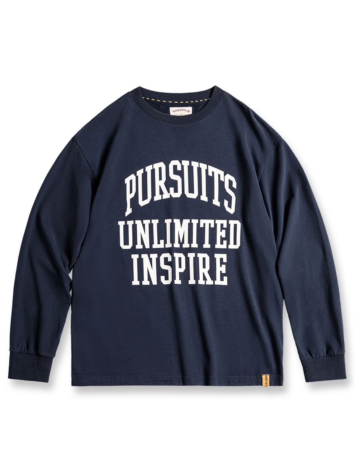 フロック加工ロゴと起毛素材が特徴の100%コットン長袖Tシャツ。ドロップショルダーでルーズフィット。