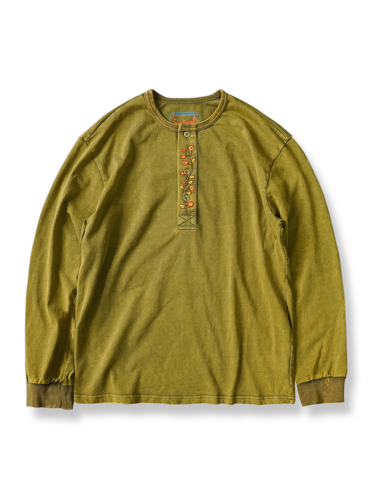 花柄刺繍が施されたヘンリーネックの長袖Tシャツ。