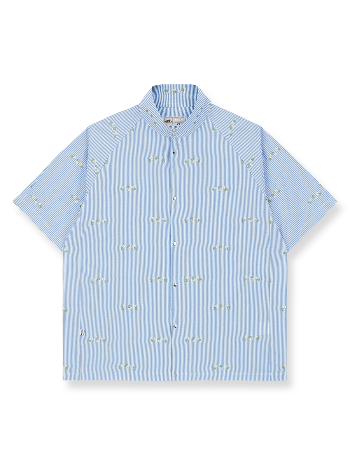花柄刺繍が施されたシアサッカー素材の半袖シャツ。