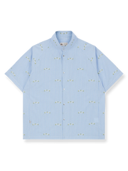 花柄刺繍が施されたシアサッカー素材の半袖シャツ。