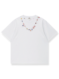 花蕾模様の民族風刺繍が映えるオーガニックコットン混Tシャツ。