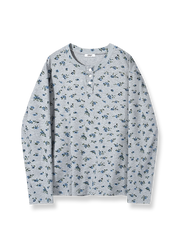 花柄プリントとヘンリーネックが特徴の長袖Tシャツ
