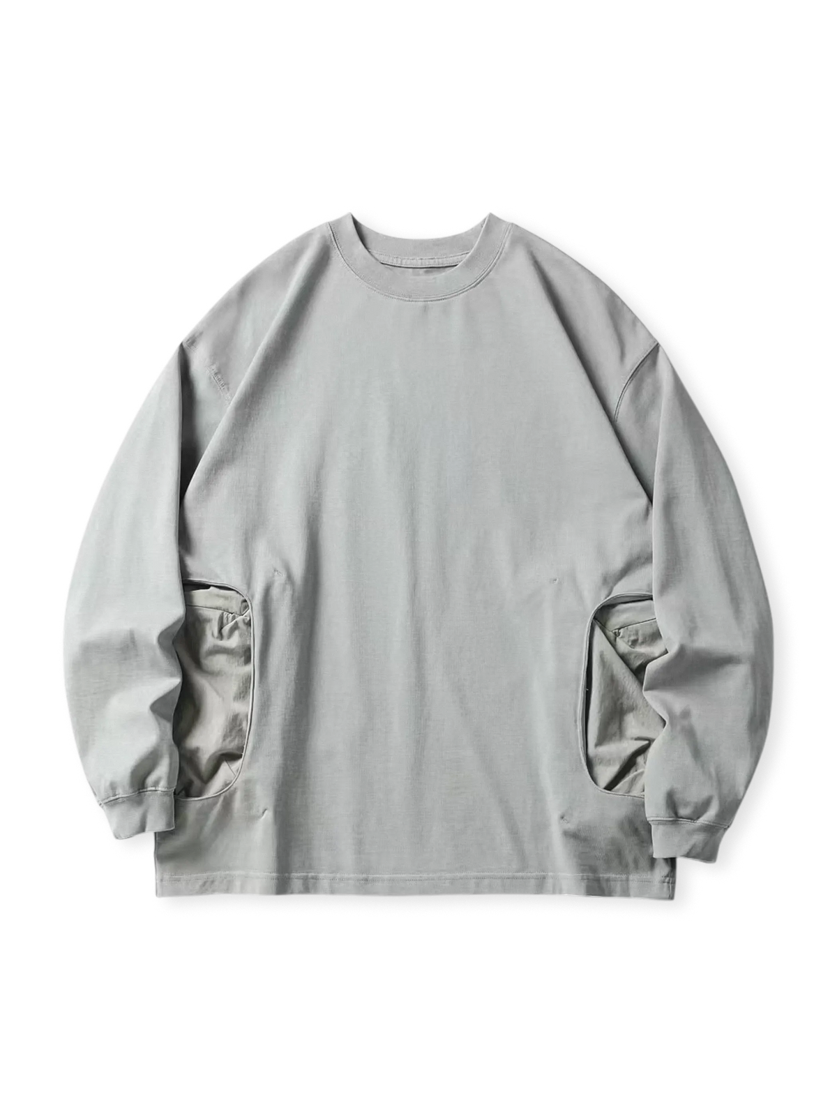 20世紀中期のアメリカンワークウェア風、胸とウエストに大容量スプライスポケット付きのTシャツ。ルーズフィットで動きやすい。