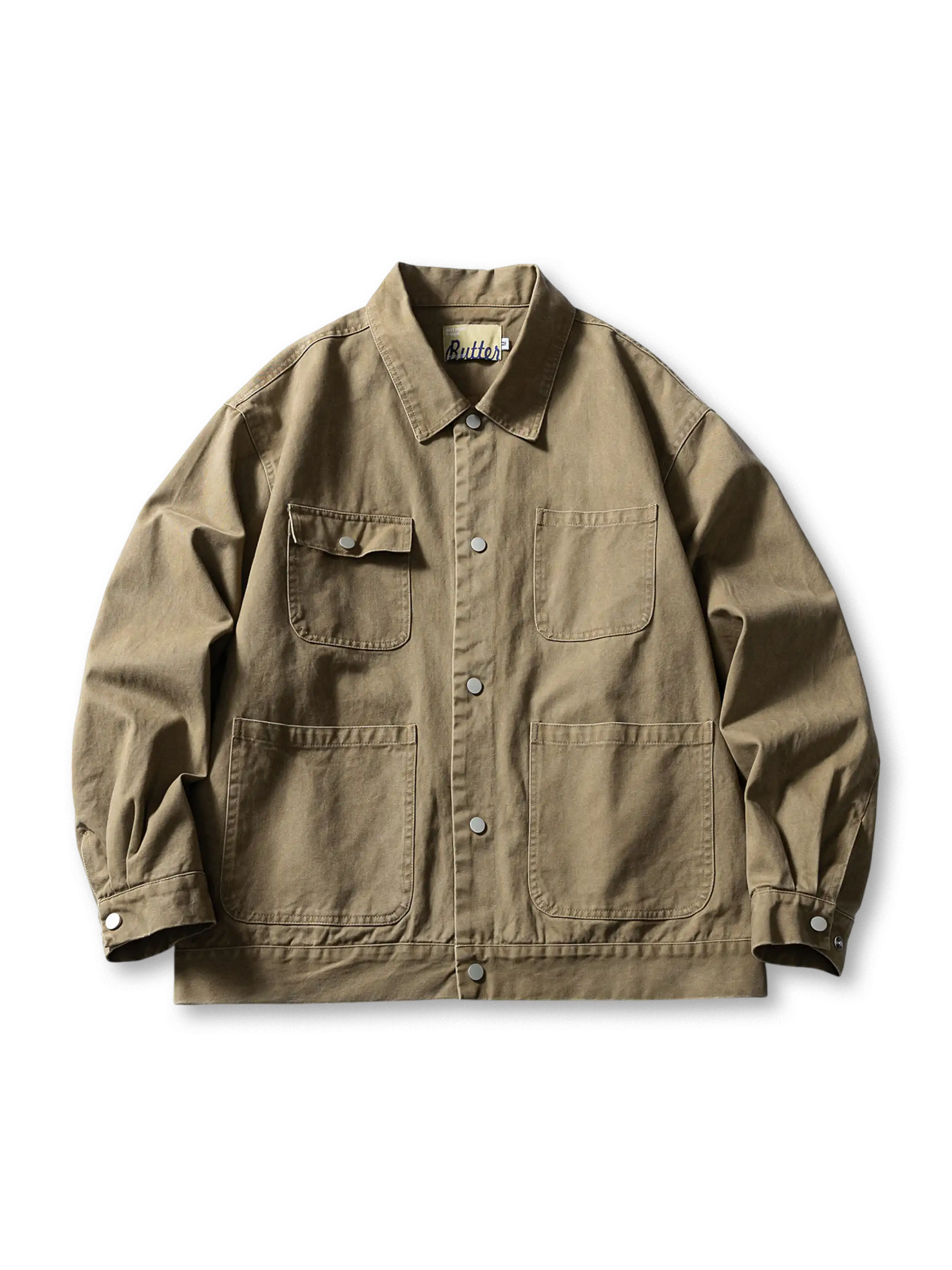 フロントに大きなフラップポケットを備えたフレンチワークジャケット。ゆったりしたボックスシルエットで春秋のライトアウターや冬のインナーとしても活躍。控えめなアンティーク調ボタンが上品なアクセント。