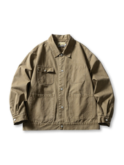 フロントに大きなフラップポケットを備えたフレンチワークジャケット。ゆったりしたボックスシルエットで春秋のライトアウターや冬のインナーとしても活躍。控えめなアンティーク調ボタンが上品なアクセント。