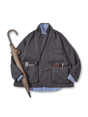 多用途ポケットと撥水リップストップ素材が特徴のテーラードジャケット