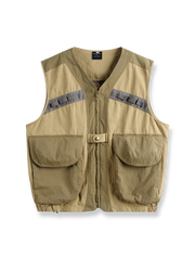 機能性タクティカルベストの全体正面画像、タクティカルウェビングと大容量ポケットのディテール。