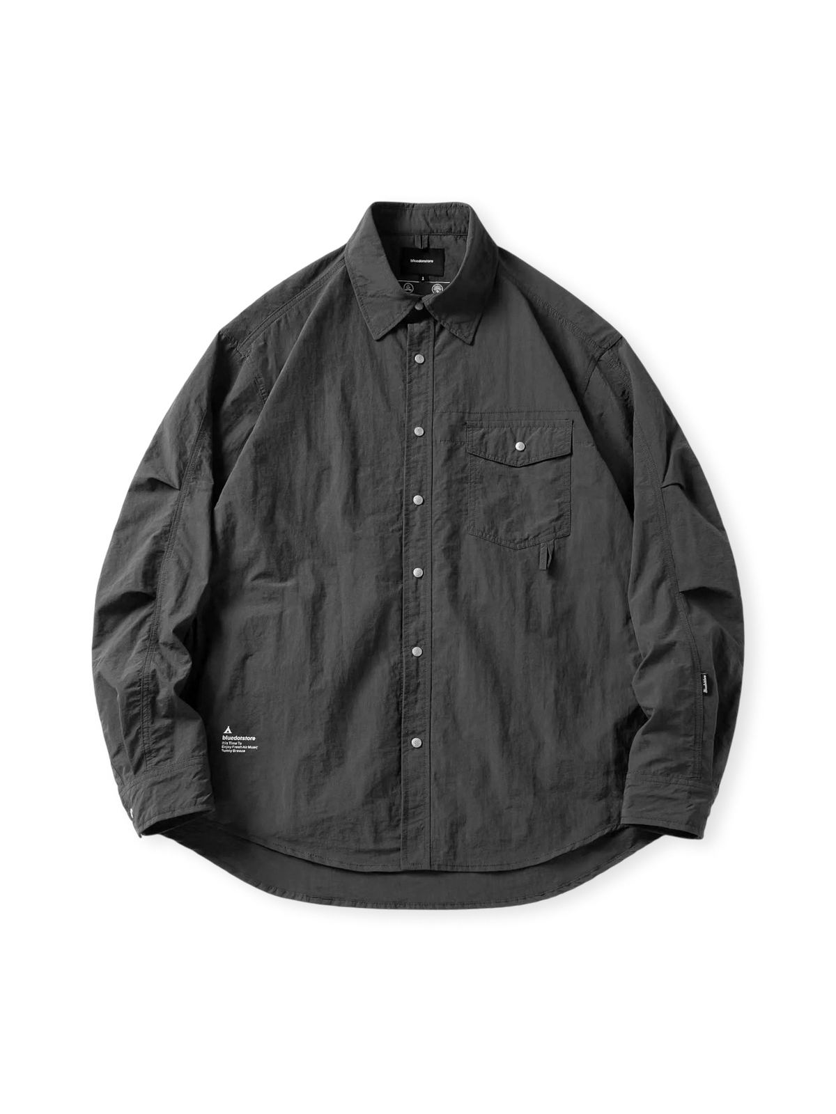 防撥水・速乾性の100%ポリエステル製機能ワークシャツ。オーバーサイズの落肩カットと多機能ポケットが特徴。