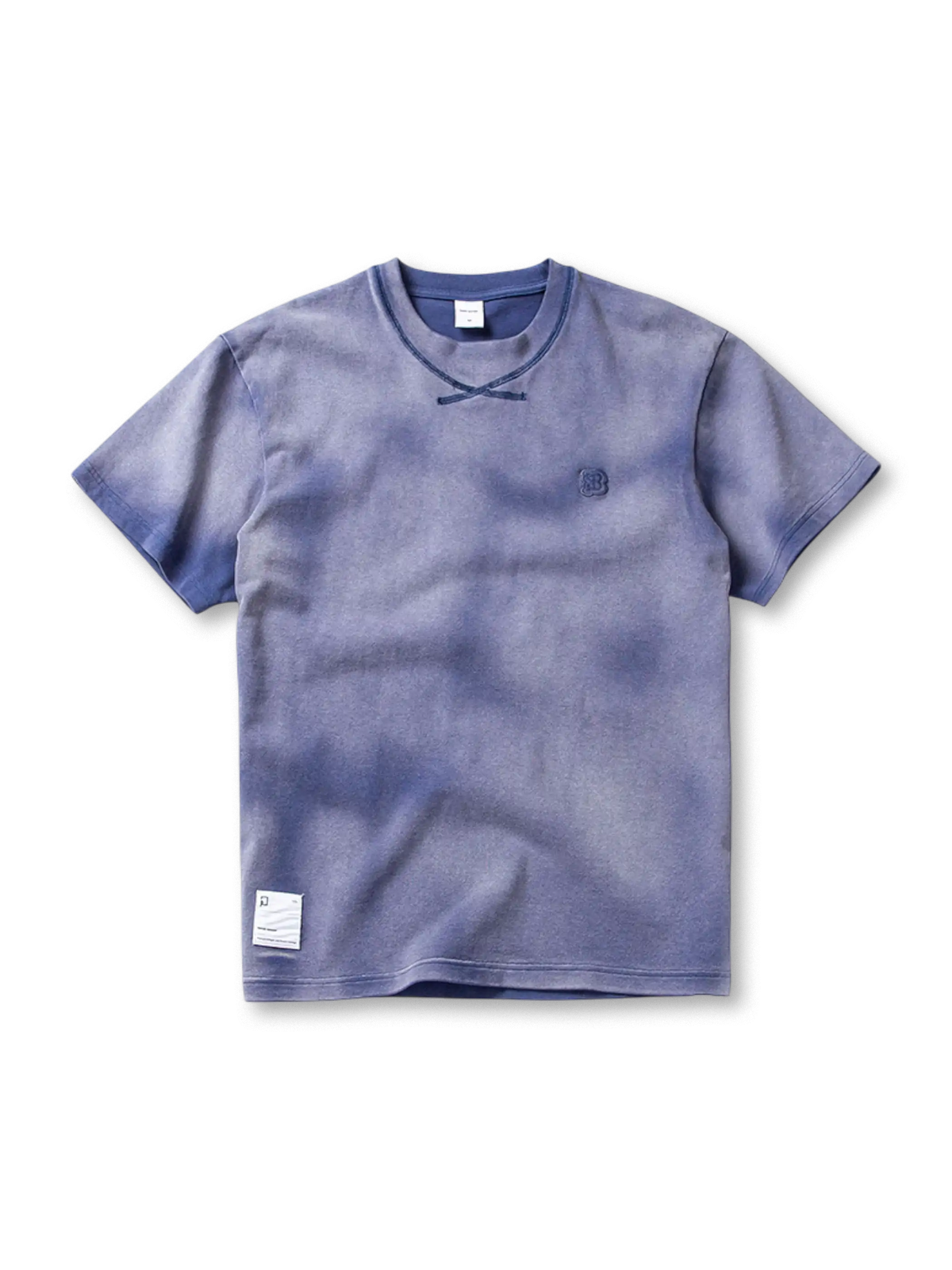 ガーメントダイと独特のウォッシュ加工が特徴のルーズフィットクルーネックTシャツ。柔らかくカジュアル。