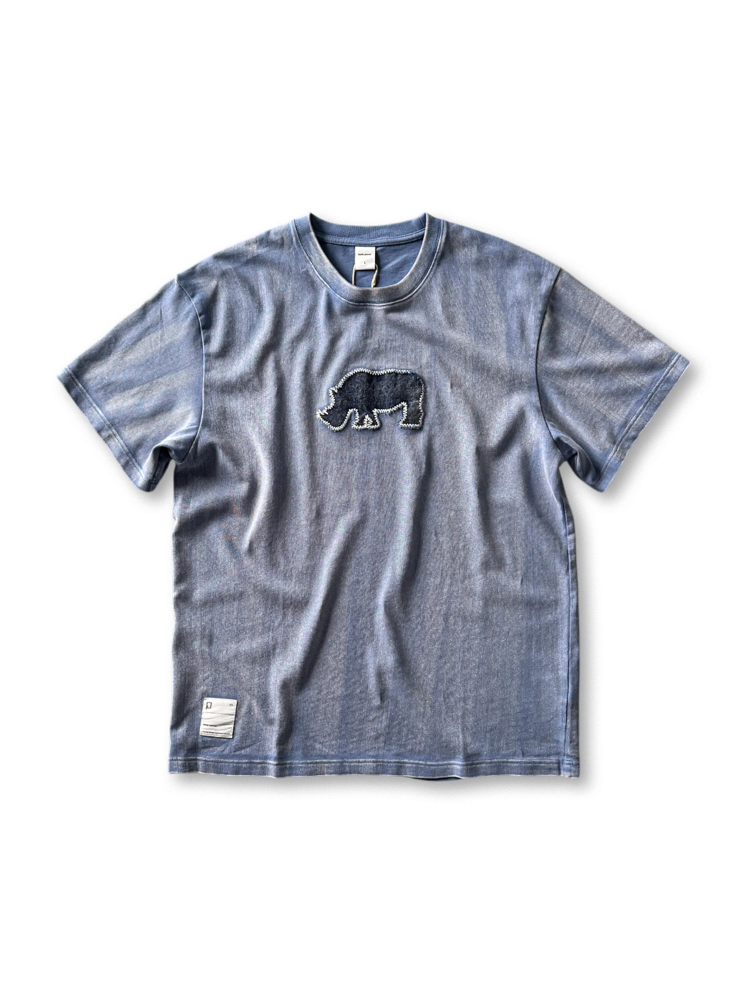 製品染めとパッチ刺繍が特徴のルーズフィットヴィンテージTシャツ。多彩なカラー展開で着回しやすい一枚。