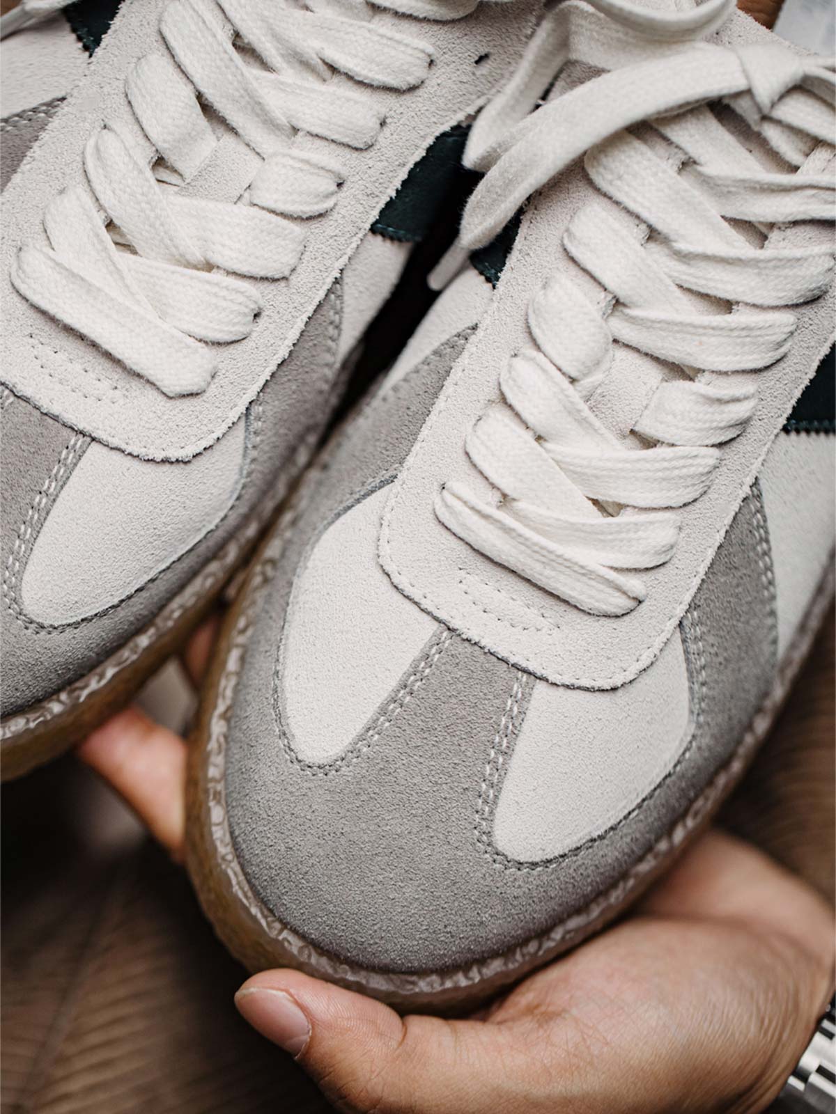 GATスニーカーの山字型デザインとスウェードレザーのパッチワークディテール。